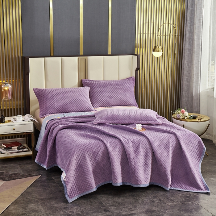 91家纺网 家纺一手货源 找家纺 佳梦家纺 2023新款牛奶绒华夫格床盖 紫色