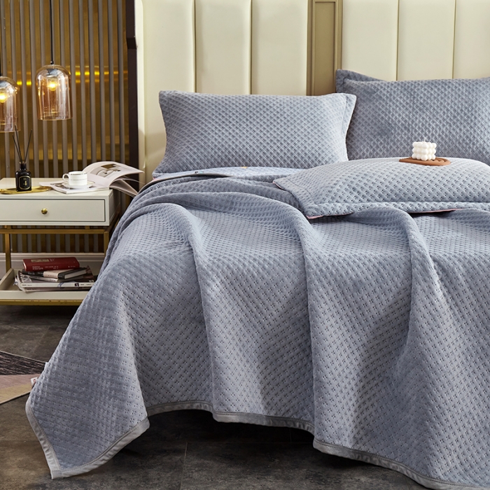 91家纺网 家纺一手货源 找家纺 佳梦家纺 2023新款牛奶绒华夫格床盖 灰色