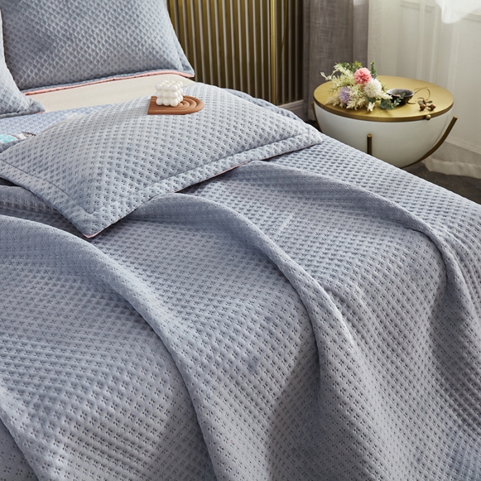 91家纺网 家纺一手货源 找家纺 佳梦家纺 2023新款牛奶绒华夫格床盖 灰色