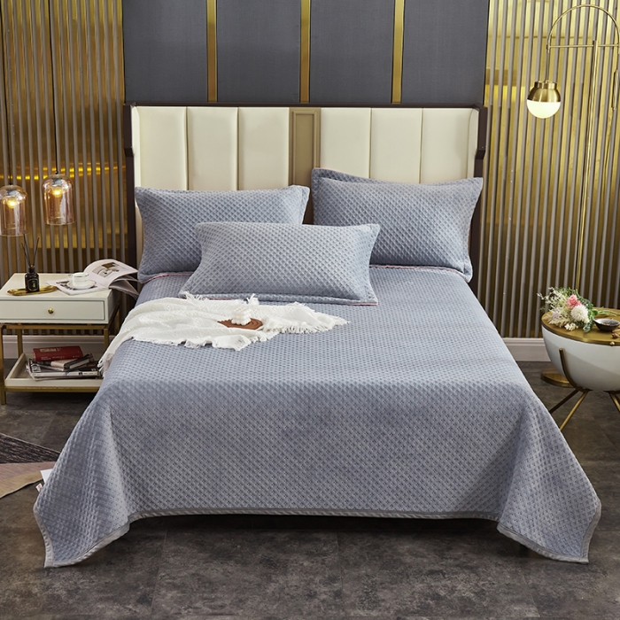 91家纺网 家纺一手货源 找家纺 佳梦家纺 2023新款牛奶绒华夫格床盖 灰色