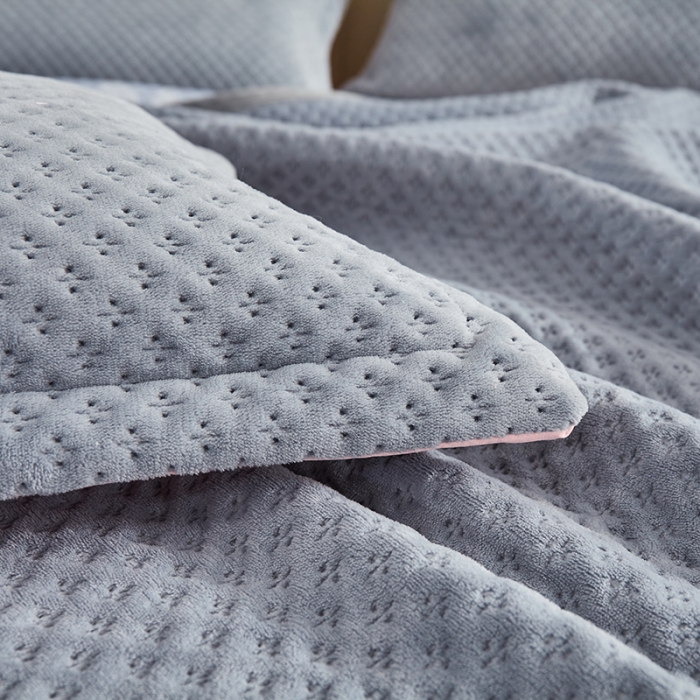 91家纺网 家纺一手货源 找家纺 佳梦家纺 2023新款牛奶绒华夫格床盖 灰色