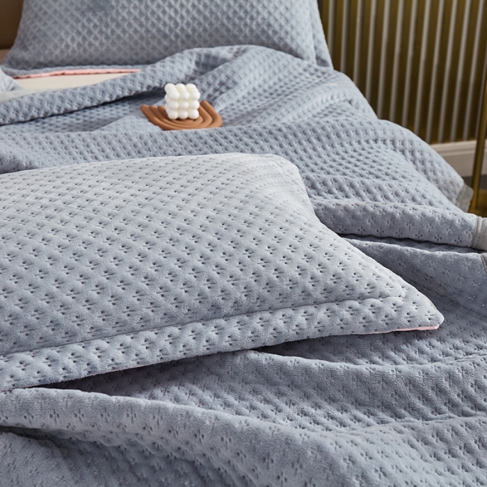 91家纺网 家纺一手货源 找家纺 佳梦家纺 2023新款牛奶绒华夫格床盖 灰色