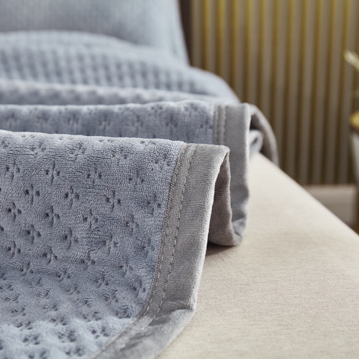 91家纺网 家纺一手货源 找家纺 佳梦家纺 2023新款牛奶绒华夫格床盖 灰色