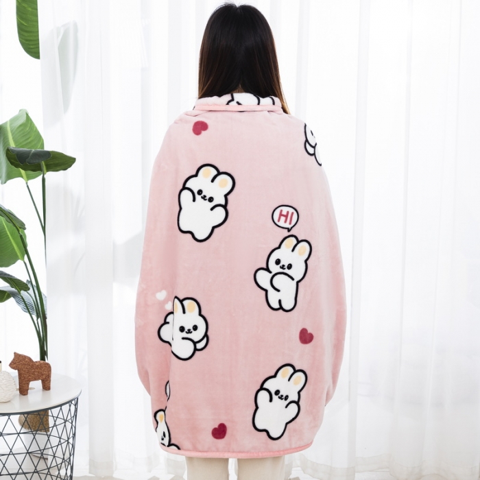 91家纺网 家纺一手货源 找家纺 恋尚羽 2025秋冬爆款印花披肩毯盖毯 萌萌兔粉