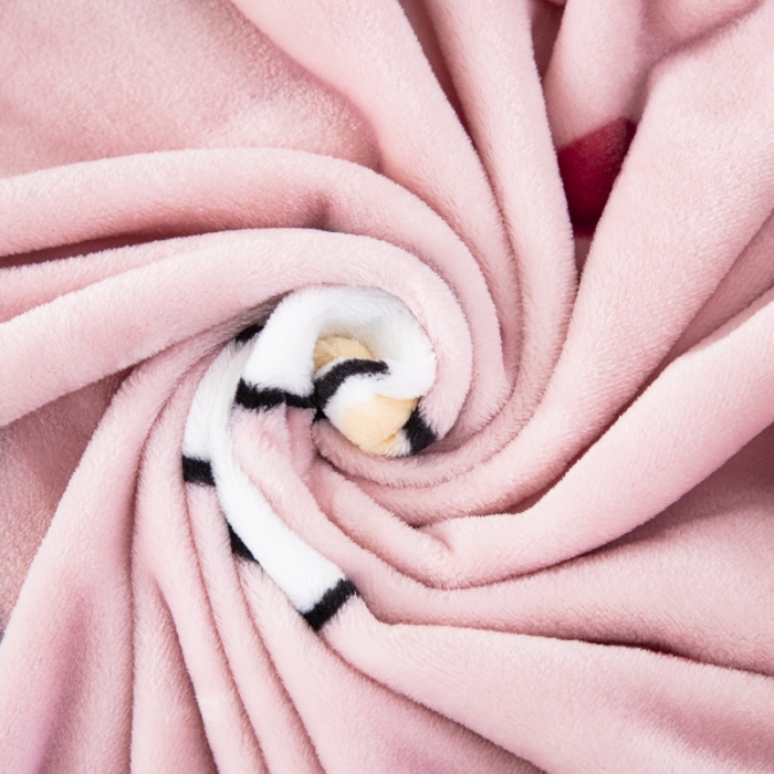 91家纺网 家纺一手货源 找家纺 恋尚羽 2025秋冬爆款印花披肩毯盖毯 萌萌兔粉