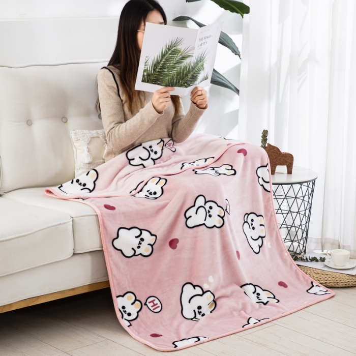 91家纺网 家纺一手货源 找家纺 恋尚羽 2025秋冬爆款印花披肩毯盖毯 萌萌兔粉