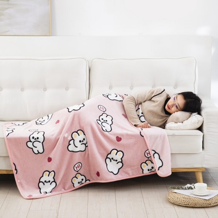 91家纺网 家纺一手货源 找家纺 恋尚羽 2025秋冬爆款印花披肩毯盖毯 萌萌兔粉