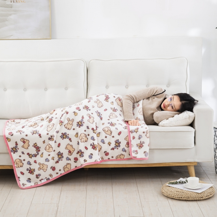 91家纺网 家纺一手货源 找家纺 恋尚羽 2025秋冬爆款印花披肩毯盖毯 花环兔