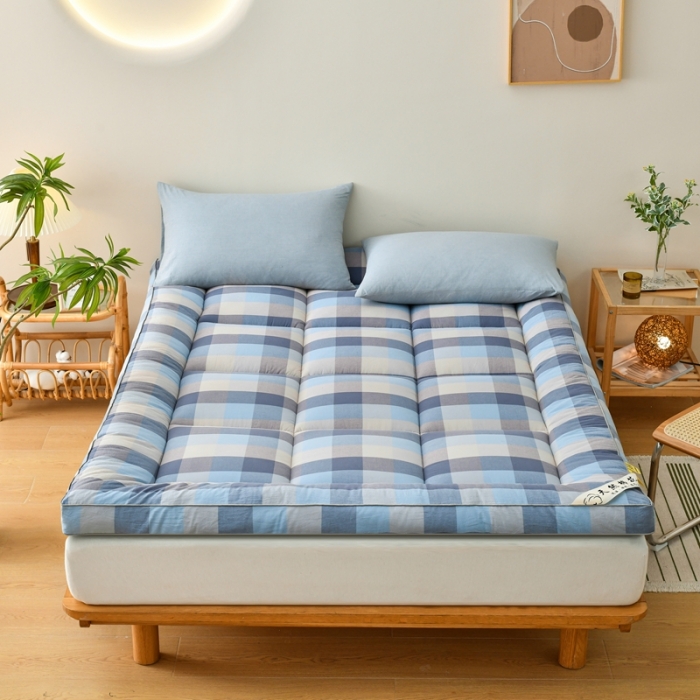 91家纺网 家纺一手货源 找家纺 鑫钰 2023新款纯棉全棉色织水洗床垫整张羽丝棉填充床褥垫褥软垫 七彩格蓝