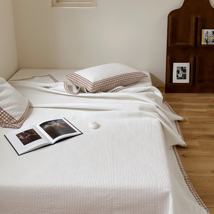 91家纺网 家纺一手货源 找家纺 洋铭区 2023新款水洗棉绣花床盖系列 小咖格床盖