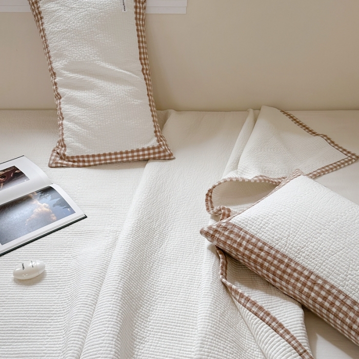 91家纺网 家纺一手货源 找家纺 洋铭区 2023新款水洗棉绣花床盖系列 小咖格床盖