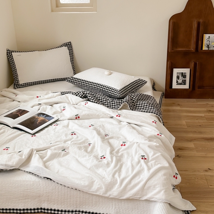 91家纺网 家纺一手货源 找家纺 洋铭区 2023新款水洗棉绣花床盖系列 幸福小樱桃