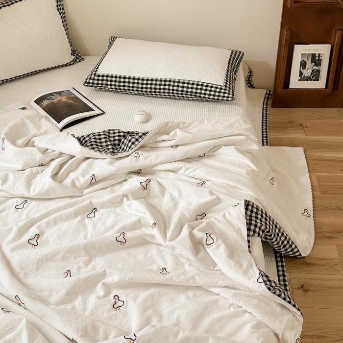 91家纺网 家纺一手货源 找家纺 洋铭区 2023新款水洗棉绣花床盖系列 幸福鸭