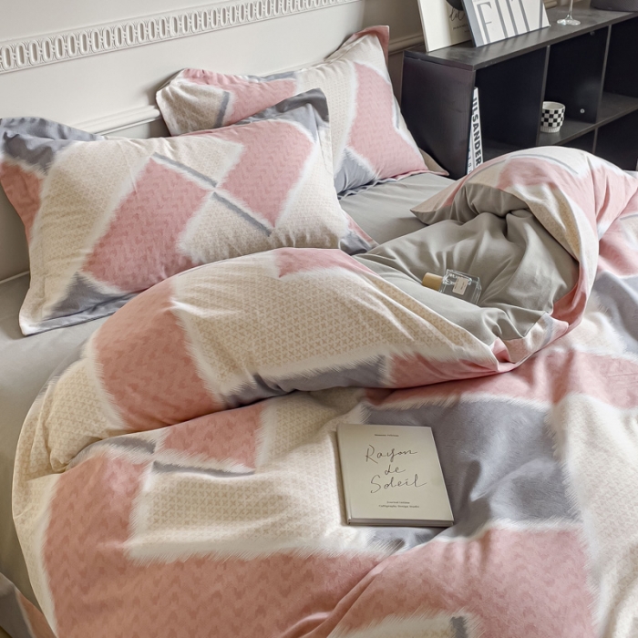 91家纺网 家纺一手货源 找家纺 金丝鸟 2023新款原棉磨毛四件套简约系列 斜格粉