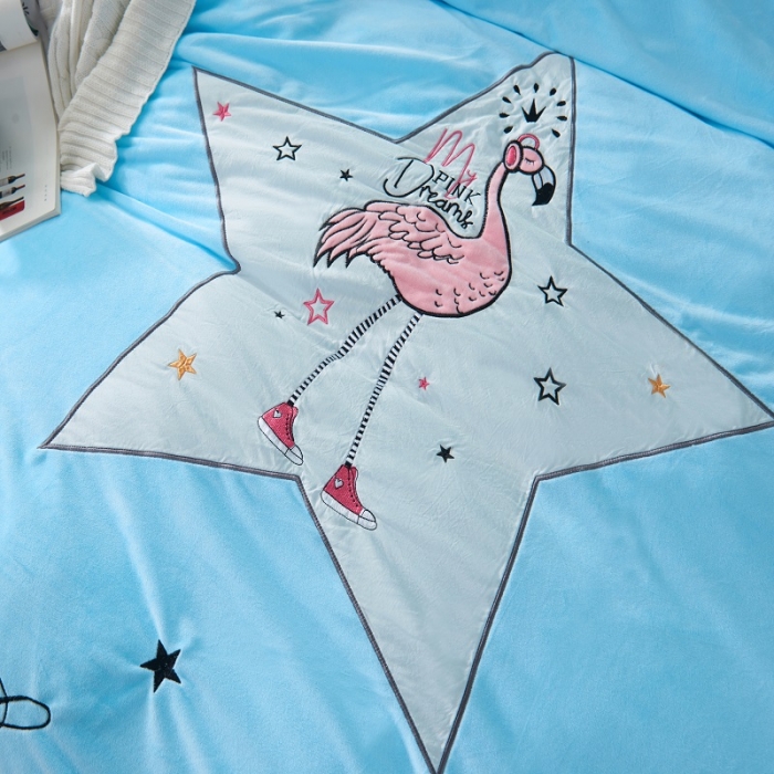 91家纺网 家纺一手货源 找家纺 梵克保罗 2024新款秋冬婴儿绒卡通轻奢刺绣四件套 火列鸟-天兰