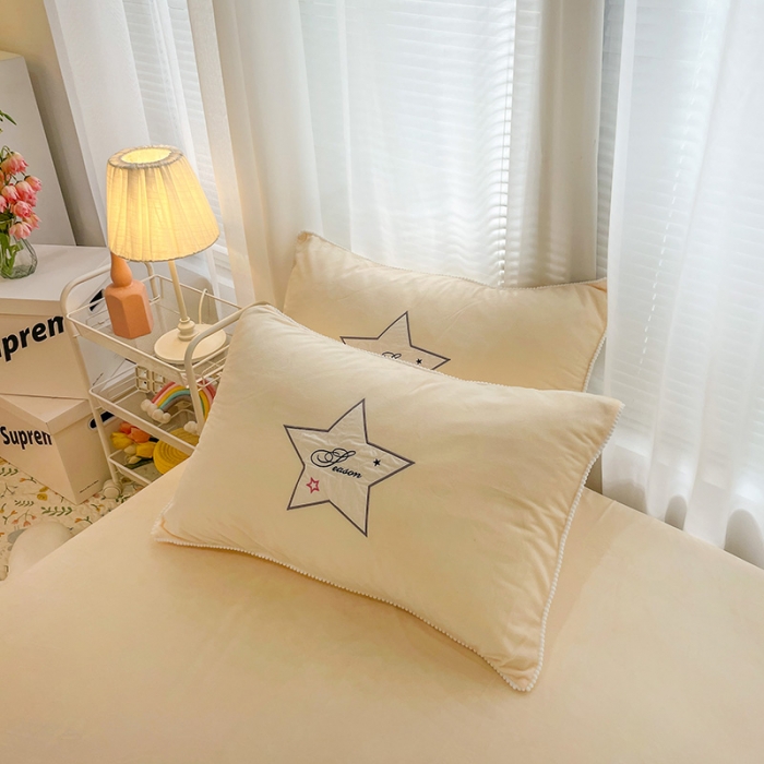 91家纺网 家纺一手货源 找家纺 梵克保罗 2024新款秋冬婴儿绒卡通轻奢刺绣四件套 火烈鸟-黄