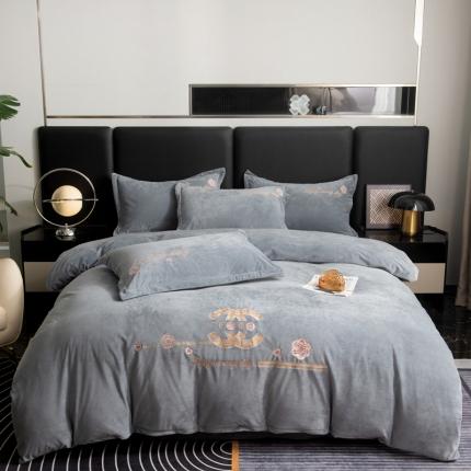 91家纺网 家纺一手货源 找家纺 逸林家纺《原希尔顿逸林》 2023新款宝宝绒婴儿绒四件套刺绣花小香风-罗伊 罗伊-高级灰