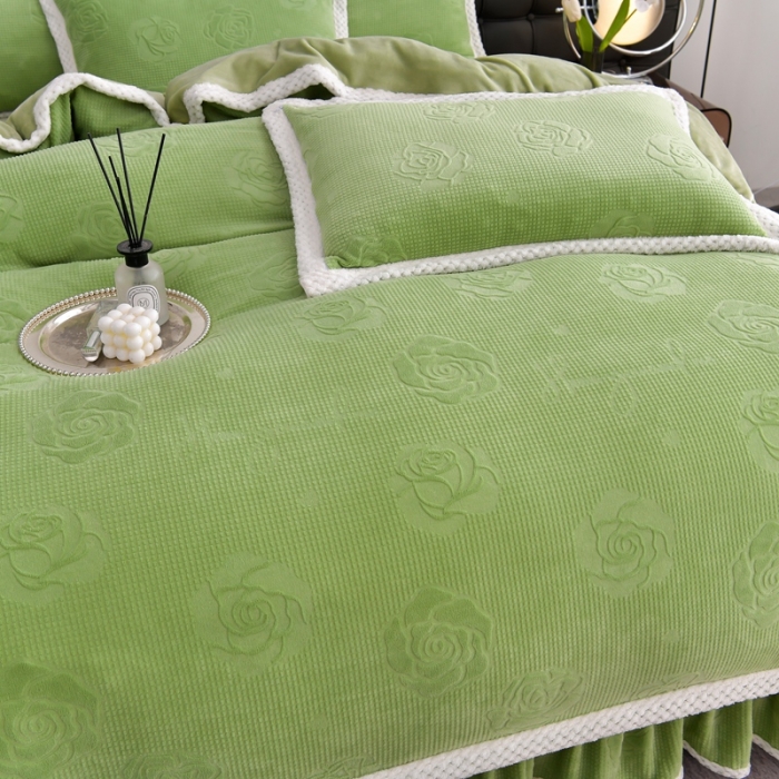 91家纺网 家纺一手货源 找家纺 馨梦缘 2025轻奢宽边纯色A类牛奶绒雕花四件套 贵族-山茶花苹果绿