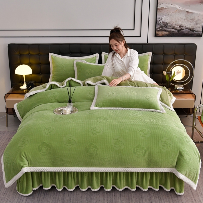 91家纺网 家纺一手货源 找家纺 馨梦缘 2025轻奢宽边纯色A类牛奶绒雕花四件套 贵族-山茶花苹果绿