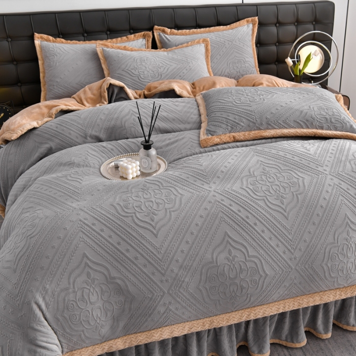 91家纺网 家纺一手货源 找家纺 馨梦缘 2025新款轻奢宽边纯色A类牛奶绒雕花四件套 欧式-温馨绅士灰