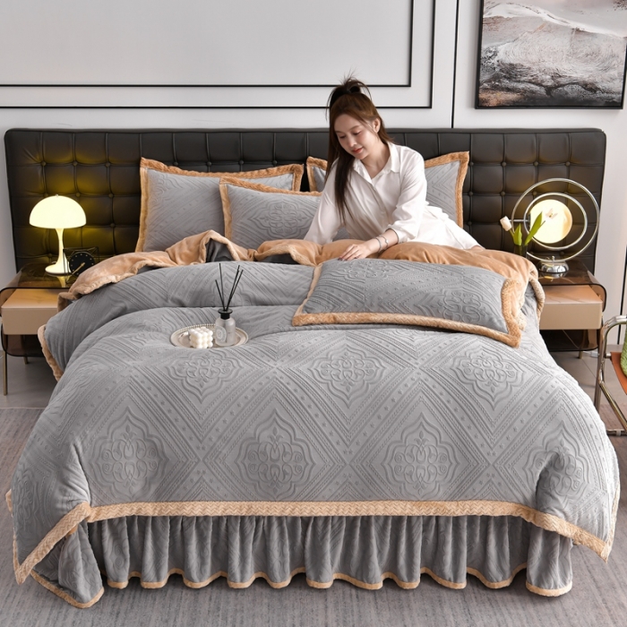 91家纺网 家纺一手货源 找家纺 馨梦缘 2025新款轻奢宽边纯色A类牛奶绒雕花四件套 欧式-温馨绅士灰