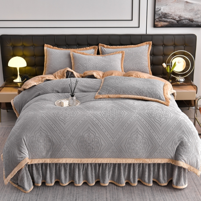 91家纺网 家纺一手货源 找家纺 馨梦缘 2025新款轻奢宽边纯色A类牛奶绒雕花四件套 欧式-温馨绅士灰