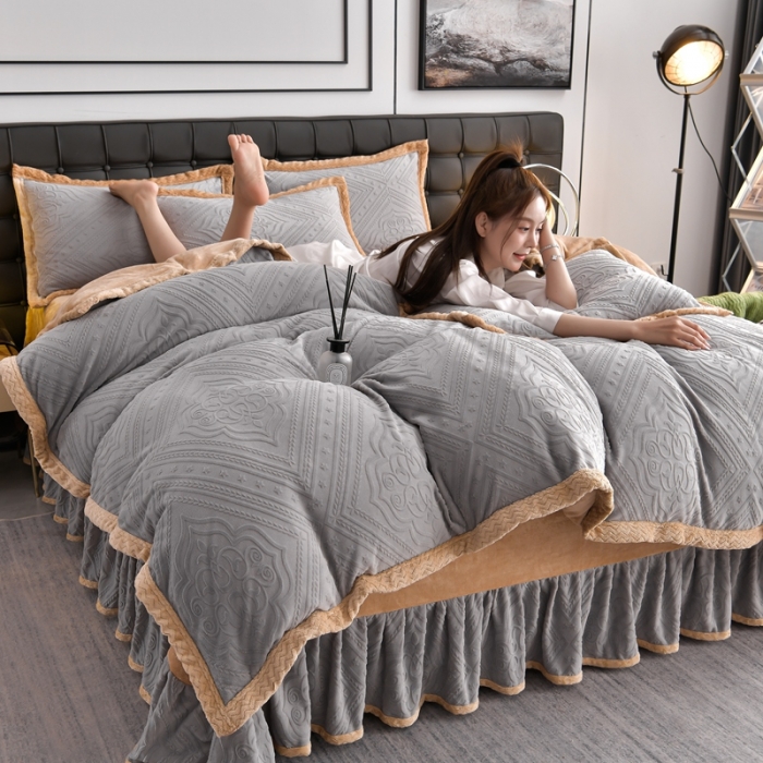 91家纺网 家纺一手货源 找家纺 馨梦缘 2025新款轻奢宽边纯色A类牛奶绒雕花四件套 欧式-温馨绅士灰