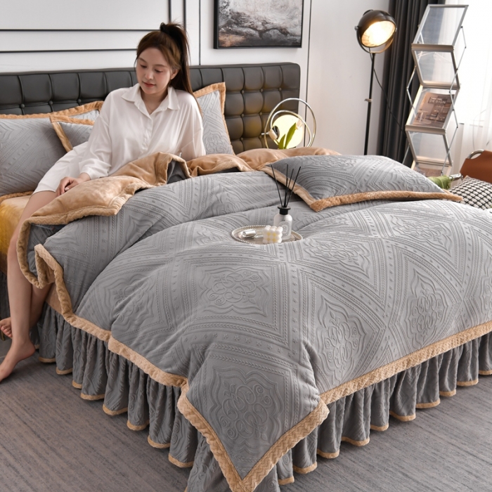 91家纺网 家纺一手货源 找家纺 馨梦缘 2025新款轻奢宽边纯色A类牛奶绒雕花四件套 欧式-温馨绅士灰