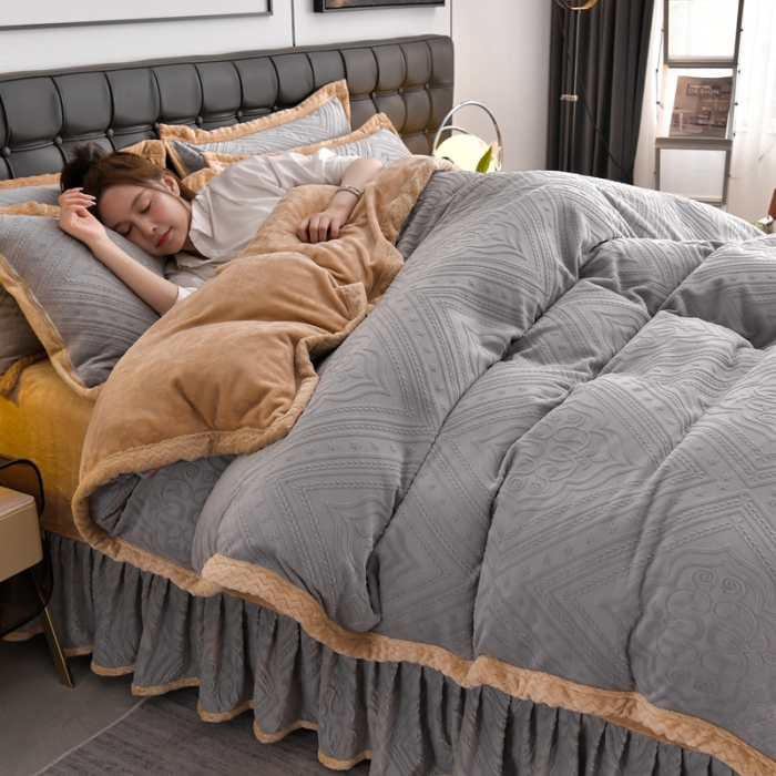 91家纺网 家纺一手货源 找家纺 馨梦缘 2025新款轻奢宽边纯色A类牛奶绒雕花四件套 欧式-温馨绅士灰