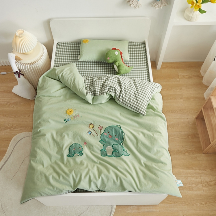 91家纺网 家纺一手货源 找家纺 荷马之梦 新款儿童32s水洗棉绣花三件套幼儿园入园宝宝套件（童梦） 萌萌恐龙