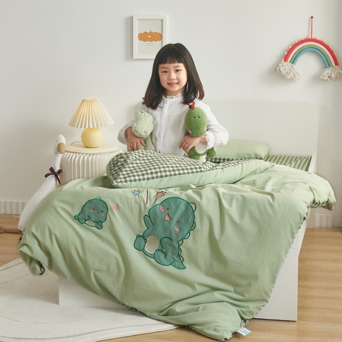 91家纺网 家纺一手货源 找家纺 荷马之梦 新款儿童32s水洗棉绣花三件套幼儿园入园宝宝套件（童梦） 萌萌恐龙