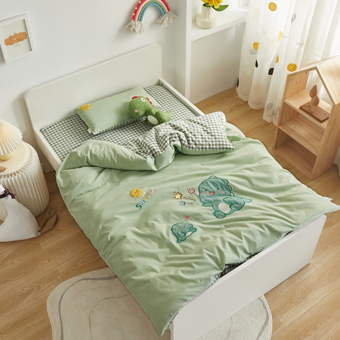 91家纺网 家纺一手货源 找家纺 荷马之梦 新款儿童32s水洗棉绣花三件套幼儿园入园宝宝套件（童梦） 萌萌恐龙