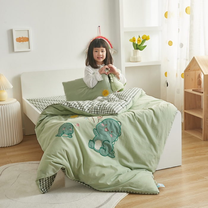 91家纺网 家纺一手货源 找家纺 荷马之梦 新款儿童32s水洗棉绣花三件套幼儿园入园宝宝套件（童梦） 萌萌恐龙