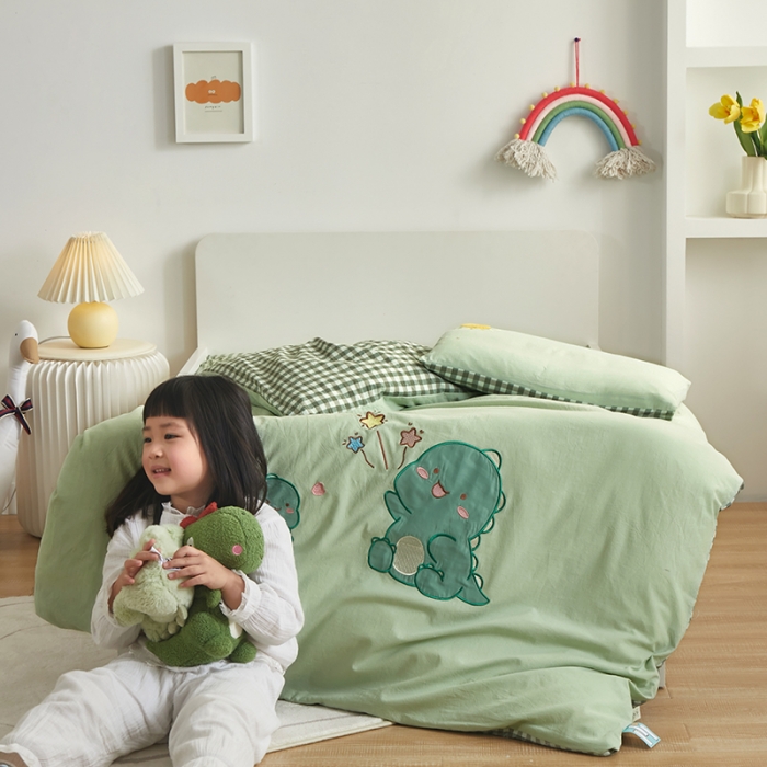 91家纺网 家纺一手货源 找家纺 荷马之梦 新款儿童32s水洗棉绣花三件套幼儿园入园宝宝套件（童梦） 萌萌恐龙