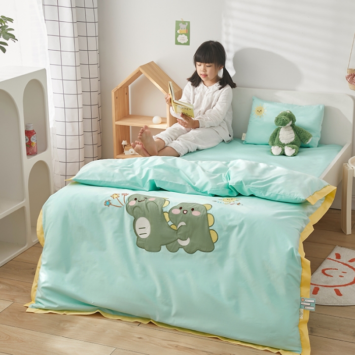 91家纺网 家纺一手货源 找家纺 荷马之梦 新款60S长绒棉绣花儿童幼儿园三件套宝宝午睡六件套（萌享） 恐龙伙伴