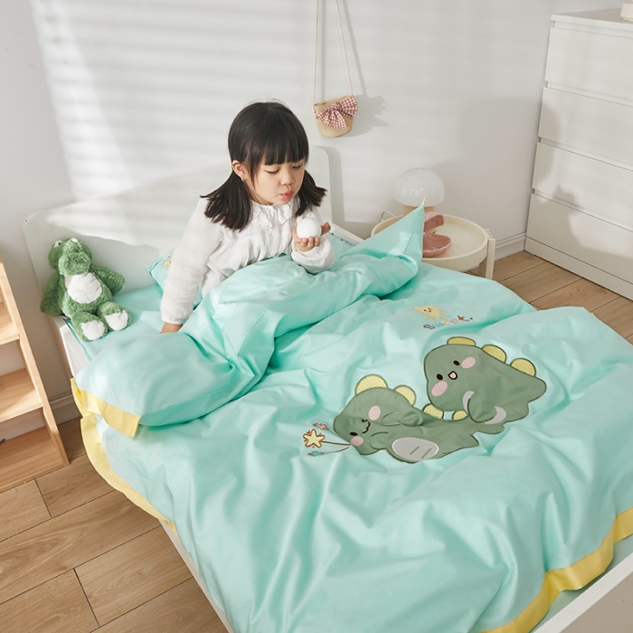 91家纺网 家纺一手货源 找家纺 荷马之梦 新款60S长绒棉绣花儿童幼儿园三件套宝宝午睡六件套（萌享） 恐龙伙伴