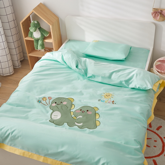 91家纺网 家纺一手货源 找家纺 荷马之梦 新款60S长绒棉绣花儿童幼儿园三件套宝宝午睡六件套（萌享） 恐龙伙伴