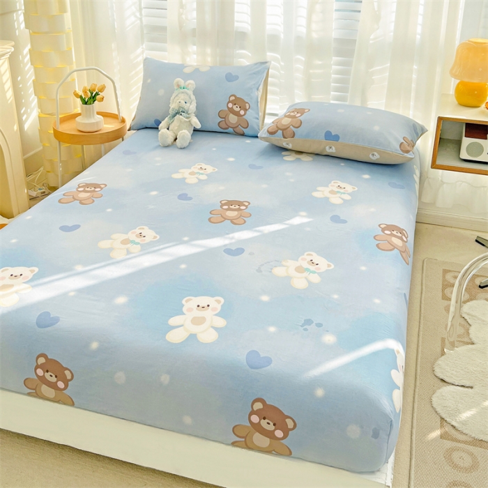 91家纺网 家纺一手货源 找家纺 名兮 2023新款全棉印花床笠 抱抱熊