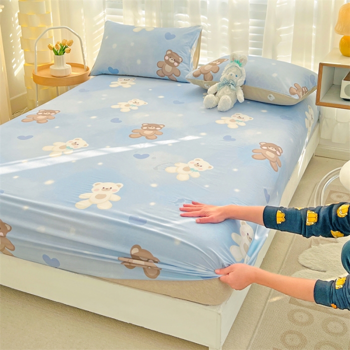 91家纺网 家纺一手货源 找家纺 名兮 2023新款全棉印花床笠 抱抱熊