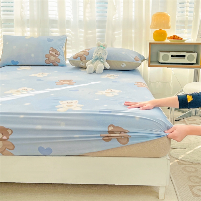 91家纺网 家纺一手货源 找家纺 名兮 2023新款全棉印花床笠 抱抱熊