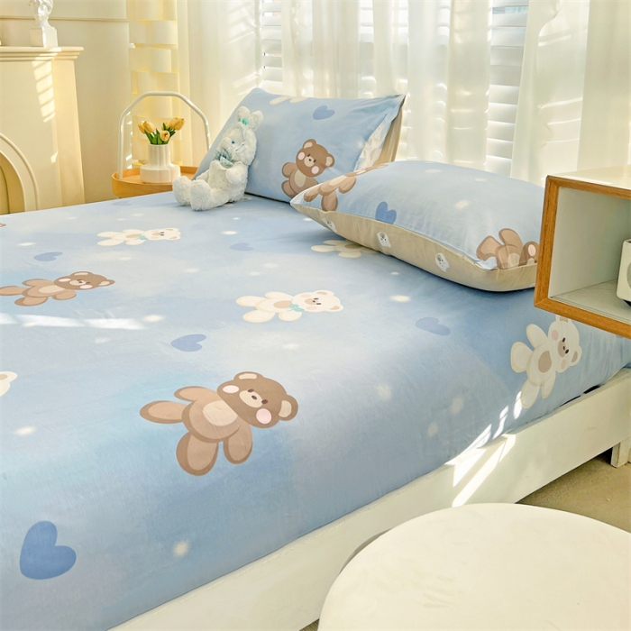 91家纺网 家纺一手货源 找家纺 名兮 2023新款全棉印花床笠 抱抱熊