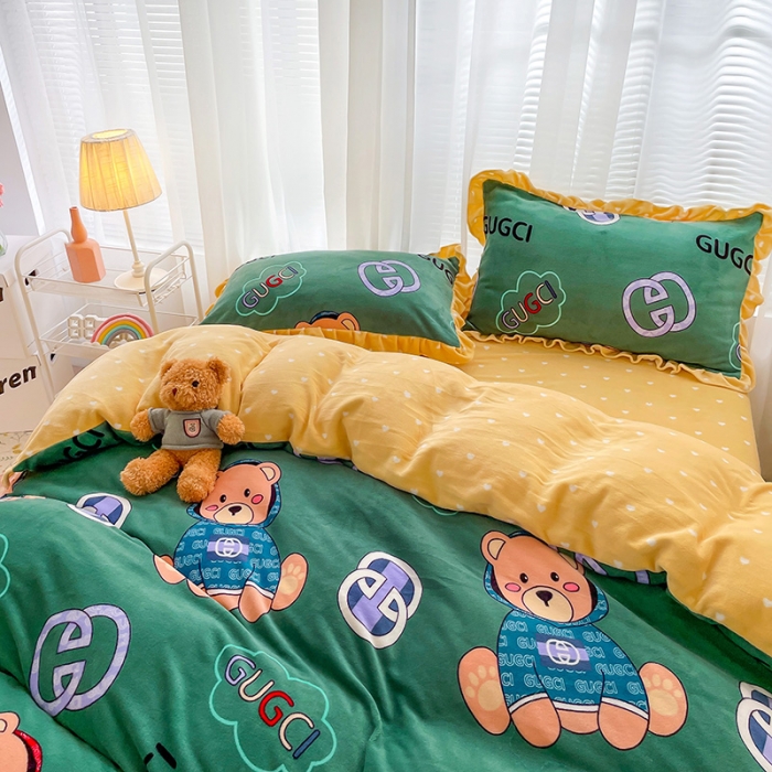 91家纺网 家纺一手货源 找家纺 梵克保罗 2024秋冬新品韩版印花牛奶绒花边款四件套 暴富熊