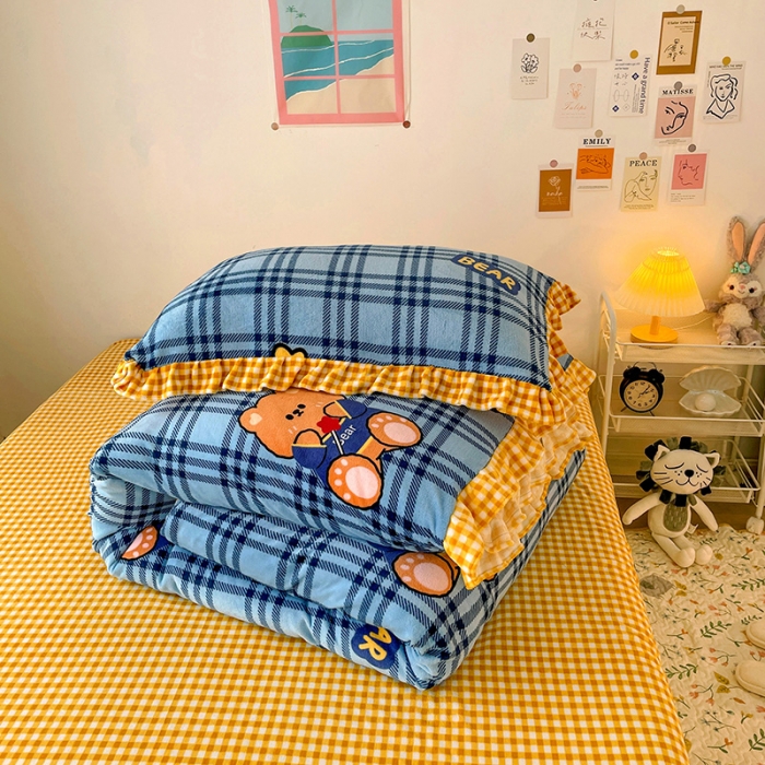 91家纺网 家纺一手货源 找家纺 梵克保罗 2024秋冬新品韩版印花牛奶绒花边款四件套 绅士熊