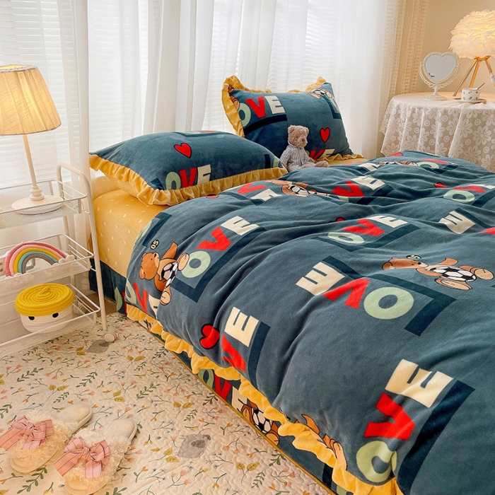 91家纺网 家纺一手货源 找家纺 梵克保罗 2024秋冬新品韩版印花牛奶绒花边款四件套 足球小镇