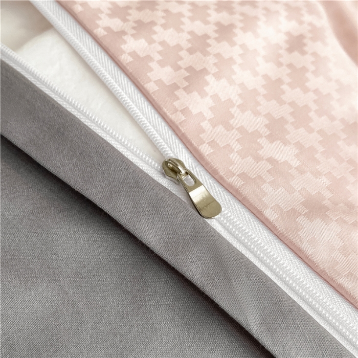 91家纺网 家纺一手货源 找家纺 古吉梦 2023新款A类抗菌防螨纽扣提花四件套磨毛秋冬款 豆沙粉+流光灰