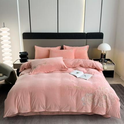 91家纺网 家纺一手货源 找家纺 逸林家纺《原希尔顿逸林》 2023新款宝宝绒婴儿绒四件套刺绣花小香风黛娜-粉玉