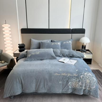 91家纺网 家纺一手货源 找家纺 逸林家纺《原希尔顿逸林》 2023新款宝宝绒婴儿绒四件套刺绣花小香风黛娜-高级灰