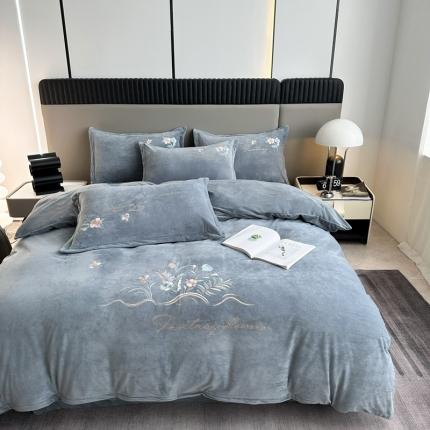 91家纺网 家纺一手货源 找家纺 逸林家纺《原希尔顿逸林》 2023新款宝宝绒婴儿绒四件套刺绣花小香风梦境花开-高级灰