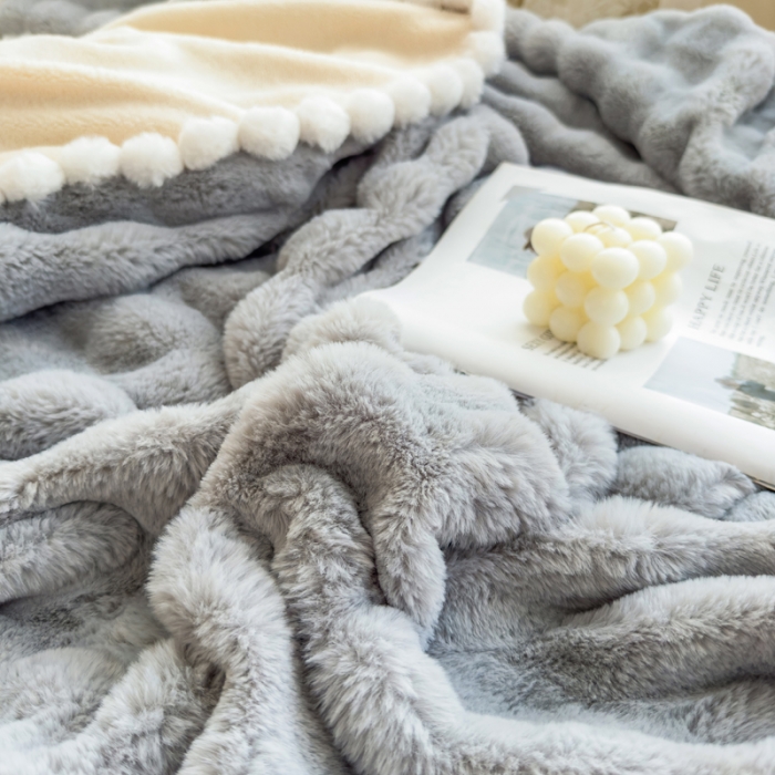 91家纺网 家纺一手货源 找家纺 潮邦创意家居 泡泡绒兔绒暖阳绒球毛毯子盖毯睡毯 球兔-浅灰
