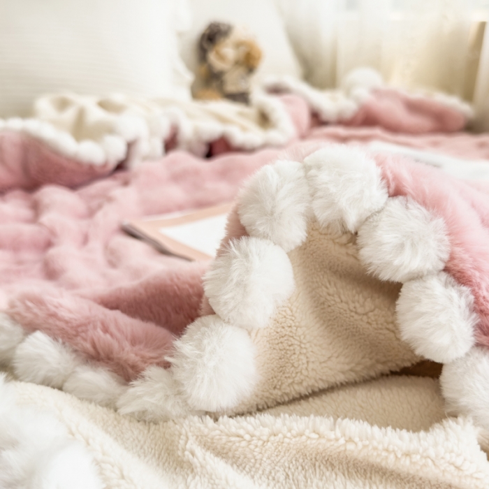 91家纺网 家纺一手货源 找家纺 潮邦创意家居 泡泡绒兔绒暖阳绒球毛毯子盖毯睡毯 球兔-沙粉